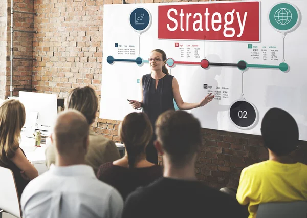 Persone in conferenza con strategia — Foto Stock