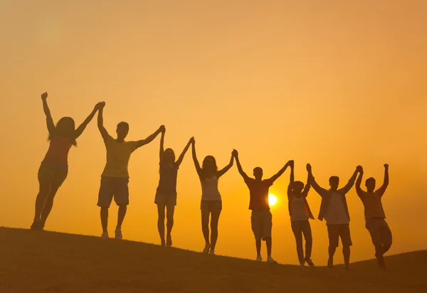 Jóvenes amigos al aire libre — Foto de Stock