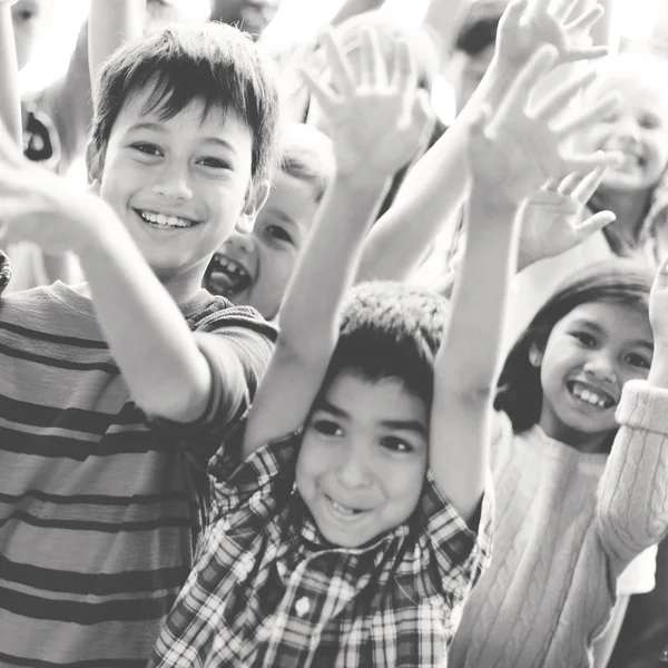 Niños tomados de la mano —  Fotos de Stock