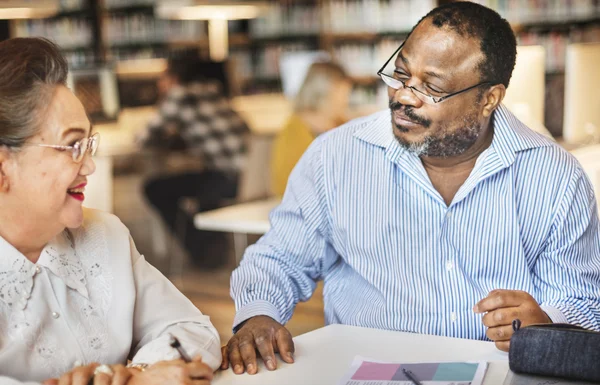 Diversidad personas de mediana edad que estudian — Foto de Stock