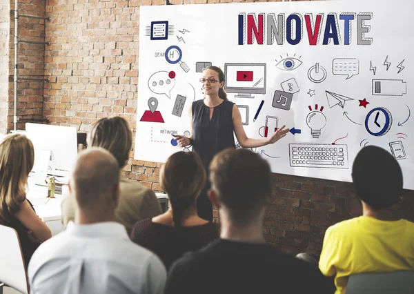 Mensen op conferentie met innoveren — Stockfoto