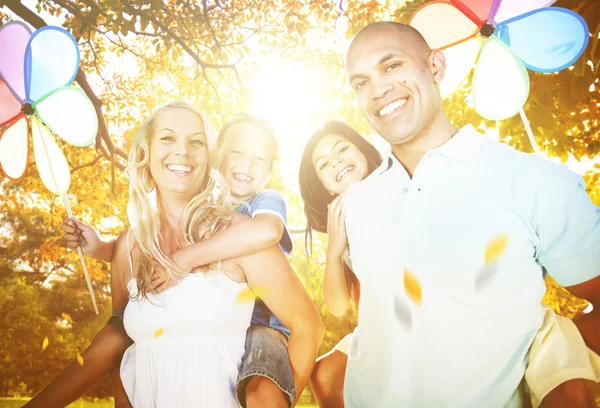 Família bonita ao ar livre — Fotografia de Stock