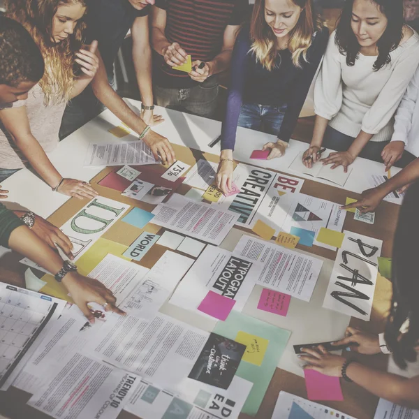 Étudiants travaillant au plan créatif — Photo