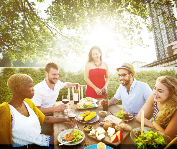 Vänner med lunch utomhus — Stockfoto