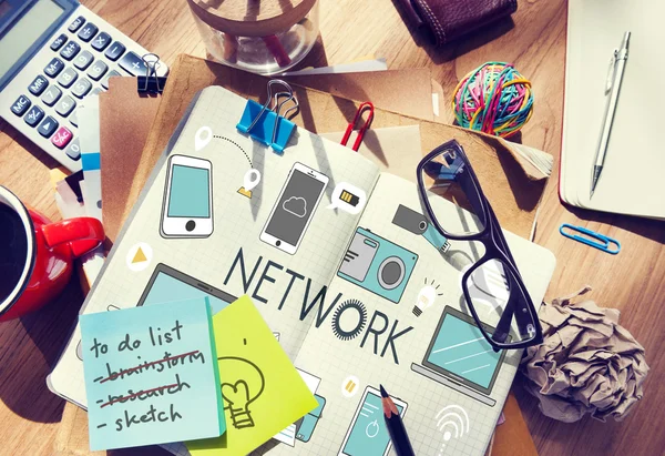 Scrivania ufficio e Network Concept — Foto Stock