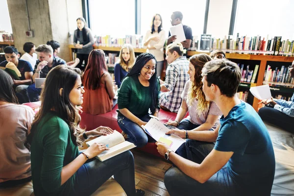 Mångfald-studenter som studerar tillsammans i biblioteket — Stockfoto