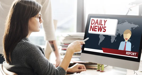 Kobieta pokazując na monitor z daily news — Zdjęcie stockowe
