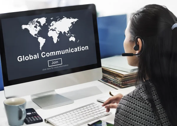 Affärskvinna arbetar på dator med Global kommunikation — Stockfoto