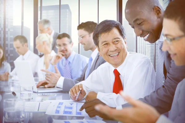 Mensen uit het bedrijfsleven bespreken werken tijdens de bijeenkomst — Stockfoto