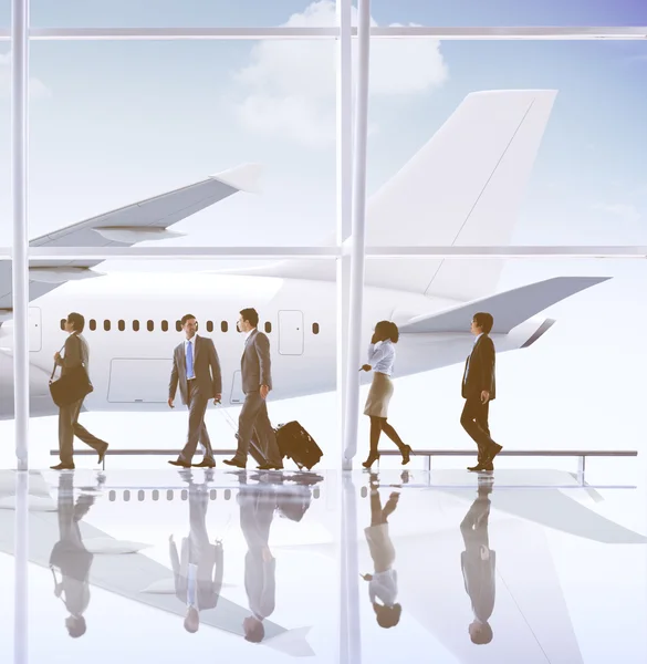 Gente de negocios caminando en aeropuerto —  Fotos de Stock