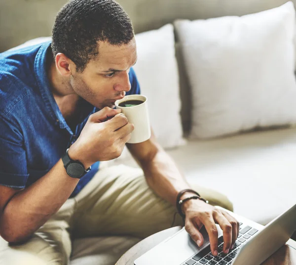 Homem trabalhando com laptop — Fotografia de Stock