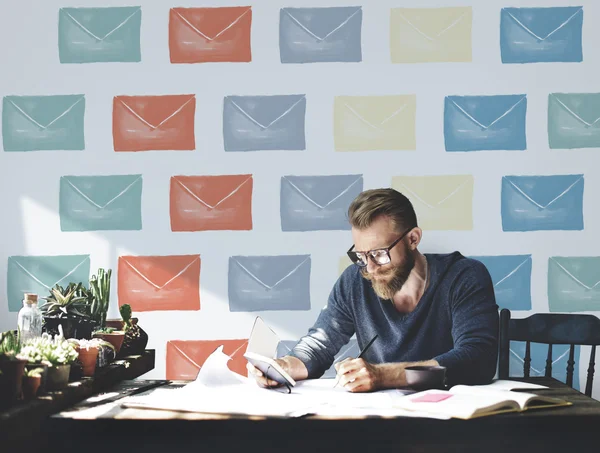 Schöner Mann schreibt Notizen — Stockfoto