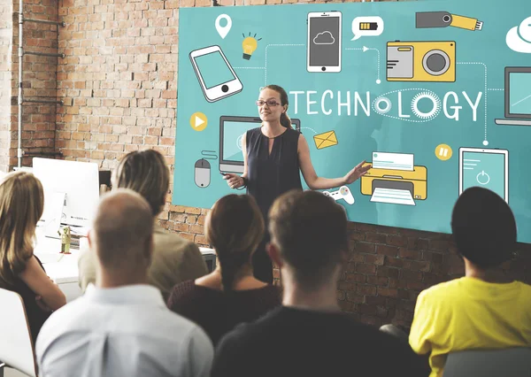 Personnes à la conférence avec la technologie — Photo