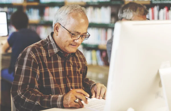 Homem de meia idade usando computador — Fotografia de Stock