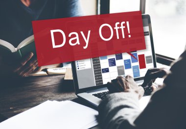  İşadamı dizüstü bilgisayarla çalışıyor