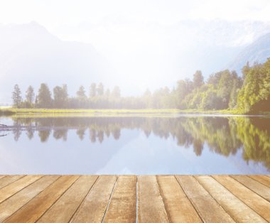  Yeni Zelanda'da iskelesi ile göl