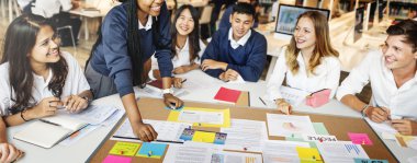 Grup Kitaplığı'nda okuyan çocuk