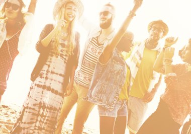 Sahilde birlikte vakit arkadaşlar