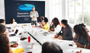 Ofiste çalışan iş adamları