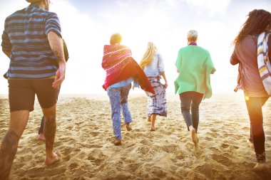 mutlu arkadaş sahilde çalıştıran