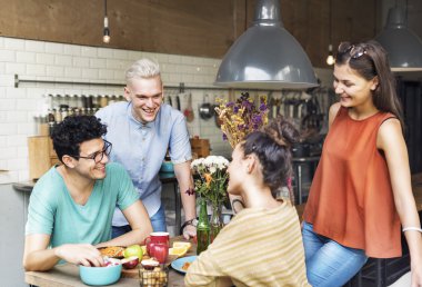 Arkadaşlar birlikte, vakit akşam yemeği var