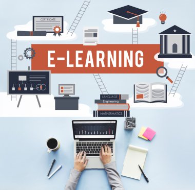 E-öğrenme ile masa üstünde laptop