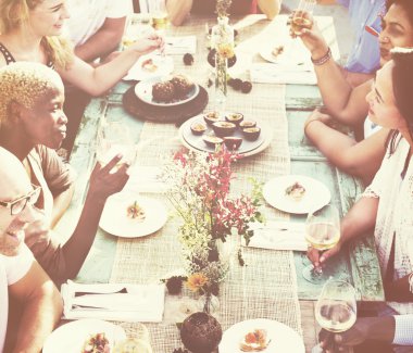 insanlar dışarı asılı ve akşam yemeği