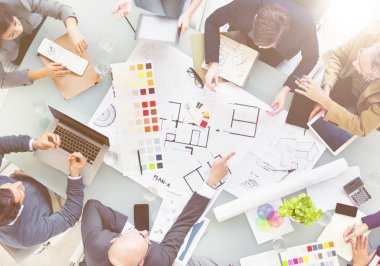 Bir grup insan birlikte çalışma 