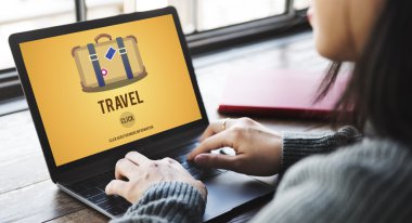 seyahat ile laptop yazarak kadın