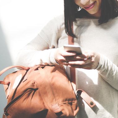 Cep telefonu olan kadın. 