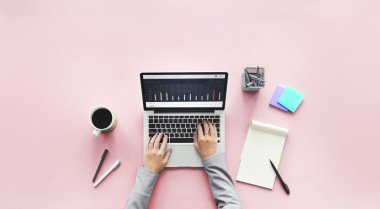 Tablo pembe üstünde laptop