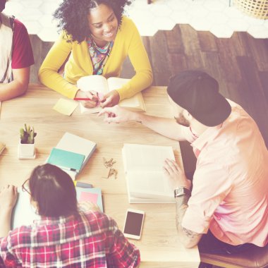 Farklı grup insanların birlikte çalışma 