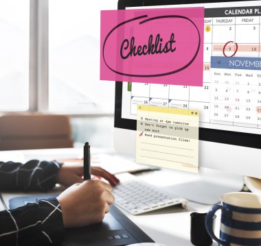 çalışan kişi bilgisayar ile 