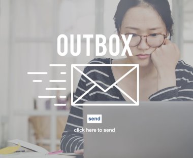 Dizüstü bilgisayarla çalışan kadın