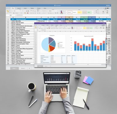 Elektronik tablo ile tablo üstünde laptop