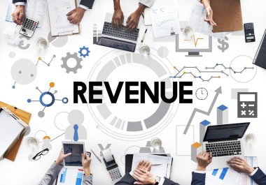 iş adamları iş başında elektronik cihazlar ile