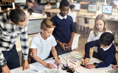 okulda ders sahip öğrenciler