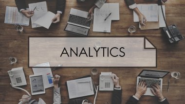 iş adamları iş başında elektronik cihazlar ile