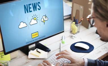 Ofiste bilgisayarla çalışan iş adamı