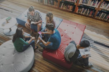 Öğrenciler kitap tartışıyor