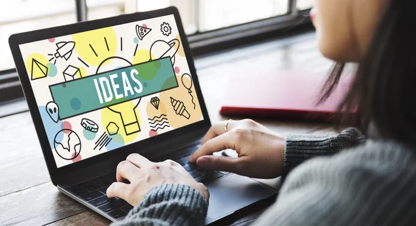 Mujer escribiendo en el ordenador portátil con ideas —  Fotos de Stock