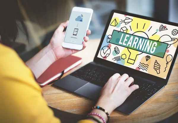 Frau arbeitet mit Laptop — Stockfoto