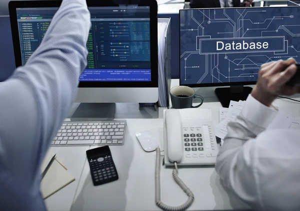 Mensen uit het bedrijfsleven werken en database — Stockfoto