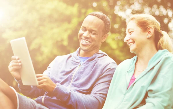 Couple using tablet outdoors — Stock Photo, Image