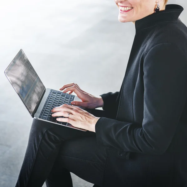 Geschäftsfrau arbeitet am Computer — Stockfoto