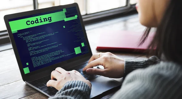 Mulher digitando no laptop com codificação — Fotografia de Stock