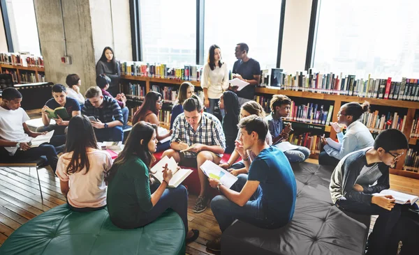 Diversidade estudantes estudando juntos na biblioteca — Fotografia de Stock