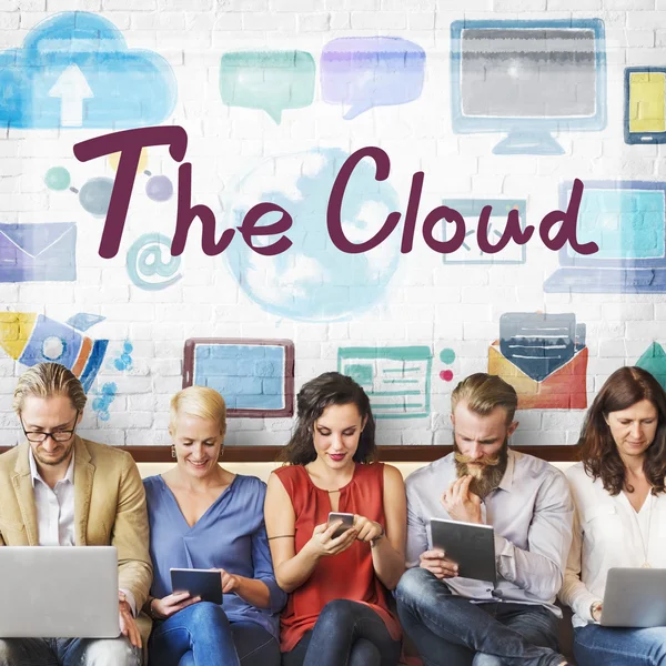 Ludzie siedzą z urządzeniami i chmury — Zdjęcie stockowe