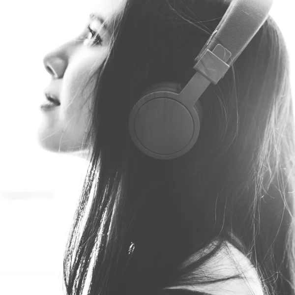 听音乐的女人 — 图库照片
