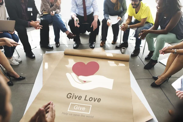 Люди над плакатом с "Дай любовь" — стоковое фото